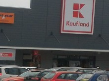 Шофьорка със скандален разказ от паркинг пред "Кауфланд": "Кютек", униформени и неописуемо унижение