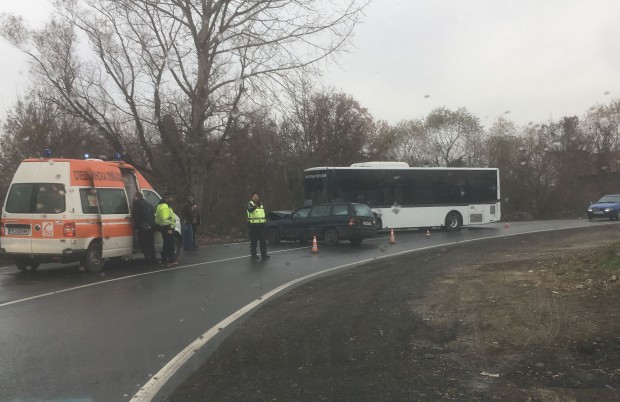 Катастрофа между автомобил и автобус от градския транспорт на Пловдив