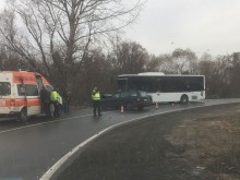 Автомобил и автобус се блъснаха на остър завой преди Войводиново!