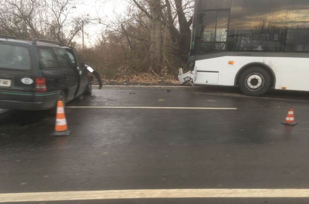 Шофьор преминаващ край мястото на катастрофата между автобуса и колата