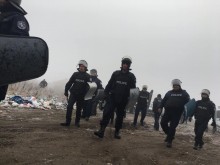 Наше село под обсада, пиле не може да прехвръкне
