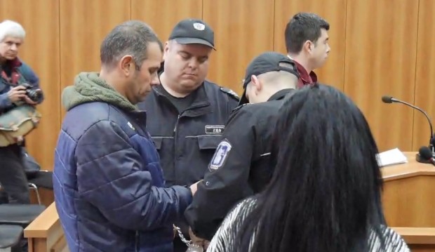 Доведоха с белезници в съда бившия военен Светослав Каменов. Той