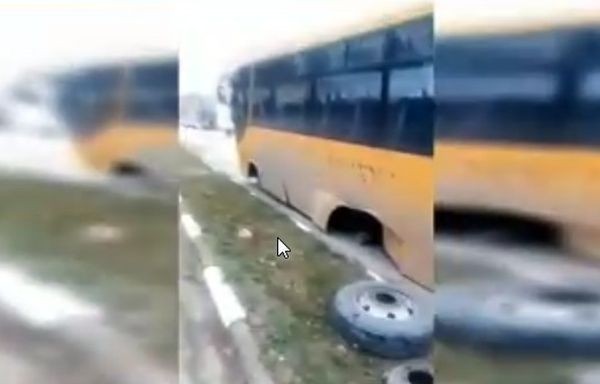 Ученически автобус остана без гуми по време на движение. Превозното