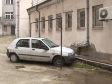 Куриоз в центъра на София: Кола се оказа зазидана във вътрешен двор