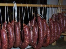 Ученици свиха два пръта с луканки от комшия