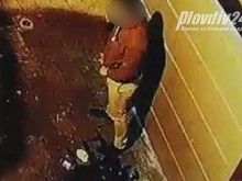 Потрес в центъра на Пловдив, дори камерата се погнуси! (18+)