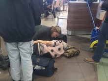 Жена припадна в мола, всички зяпат и хапват, лекарите също неадекватни