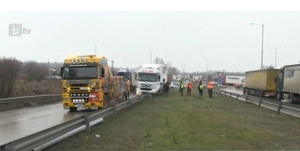 Петчасов екшън се разигра край Дунав мост заради турски камион