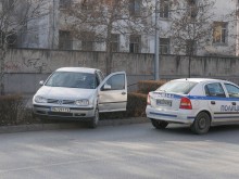 "Фолксваген" се озова върху разделителната ивица на бул. "Санкт Петербург"