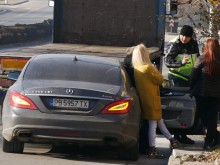 Жена е шофирала голфа от зрелищния полет до ВСИ! Очевидец: Камион я засече и завъртя!