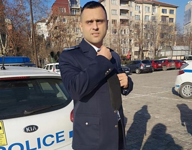 Фейсбук виж галерията
Пловдивският младши инспектор Стойчо Яковски е удостоен с