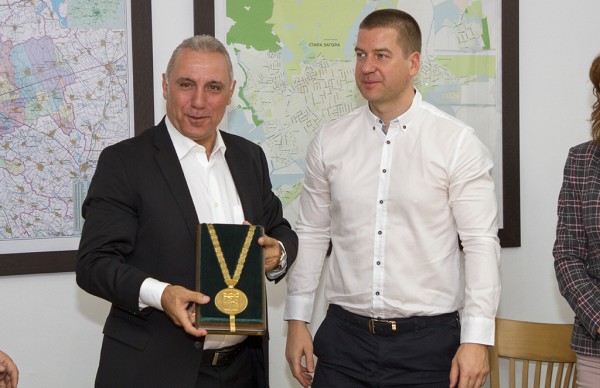 Символите на званието   Почетен гражданин на Община Стара Загора получи