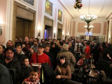 Стълпотворение от стотици пловдивчани за среща със Стоичков и Златната топка