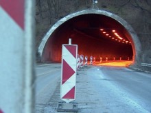 Шестима души са обвинени за инцидента в тунел "Ечемишка", при който загина жена