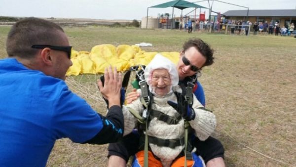 102-годишната австралийка Илейн О`Шей доказа, че за смелото сърце няма