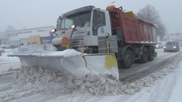 Снегопочистваща машина се е преобърнала в района на местността Черна