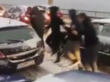 Снегът затвори наша магистрала, хората се хванаха на хоро!