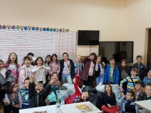Първолаци в ролята на Дядо Коледа! Дариха 150 кг обувки, дрехи и книжки на бедни дечица