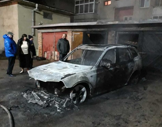Нова тв
Запалени коли в Добрич тази нощ  Напълно изгорели са два