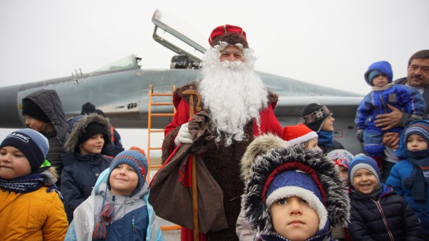 Повече от 100 деца посрещнаха добрия Старец в авиобаза Граф