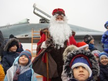 Белобрадият боен пилот донесе много радост и подаръци на децата в авиобаза Граф Игнатиево