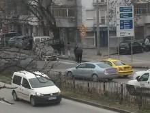 Кола е по таван на бул. "България"! Очевидец: Изглежда страшно!