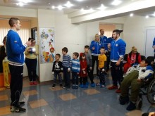 Баскетболисти на Академик зарадваха малки пациенти в Пловдив