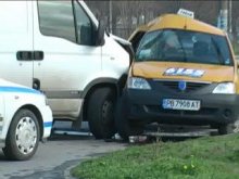 Бус помете такси при тежка катастрофа на кръговото до SPS