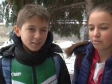 Достойна постъпка! Петокласници намериха и върнаха чанта с голяма сума и документи
