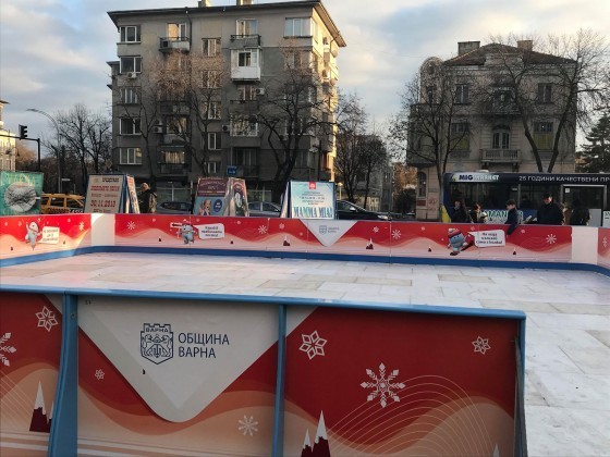 В празничните дни ледената пързалка монтирана на площада в близост