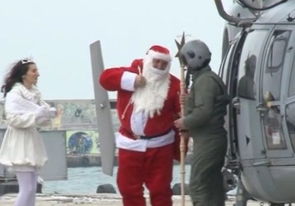 bTV
Дядо Коледа пристигна с вертолет във Варна Белобрадият старец избра