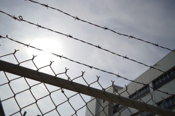 Втори надзирател внасял телефони в затвора в Ловеч е заловен