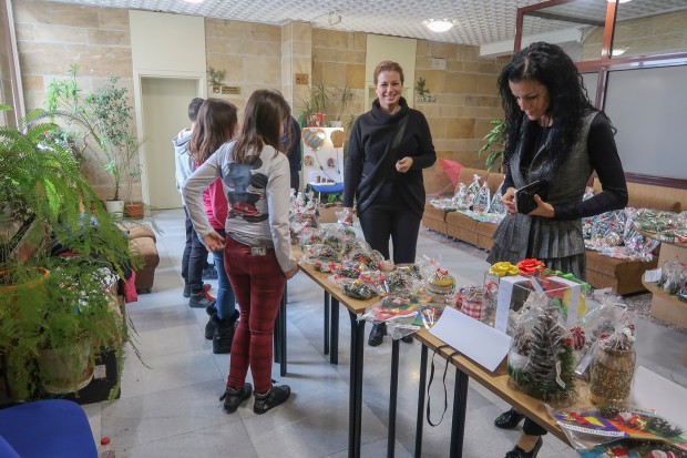 Коледен благотворителен базар с ръчно изработени сувенири от децата в
