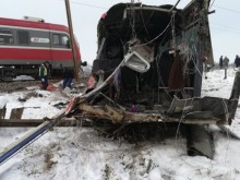 Влак разполови автобус при ужасна катастрофа със загинали