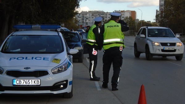 Plovdiv24.bg
Шофьор блъснал и повредил два леки автомобила, след което се