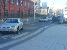 Жена затвори улица пред училище, паркирайки върху пешеходна пътека
