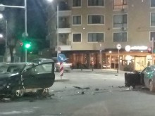 Тежка катастрофа в центъра на Пловдив, колите са помлени