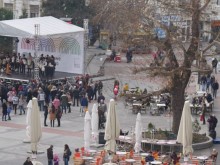 Страхотно българско начало на празниците на Главната, чуйте звука на гайдите!