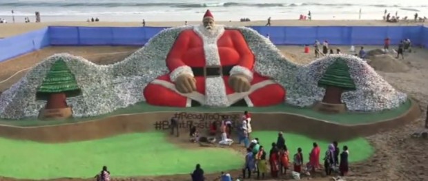 Индийски художник направи коледна инсталация на плаж в щата Одиша