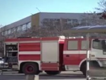 Извънредно: Пожар в двора на голямо училище в Пловдив