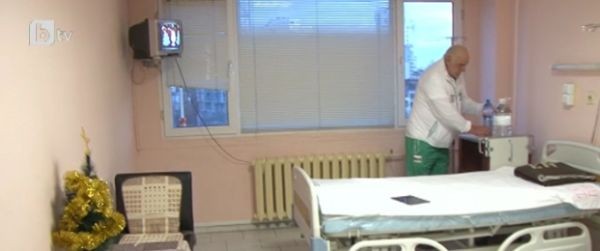 Пациент ремонтира стаята в хирургичното отделение на бургаската болница, в