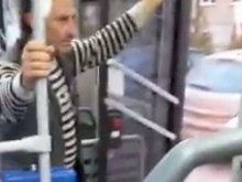 Грозни сцени в пловдивски автобус, шофьор унижи възрастна жена!
