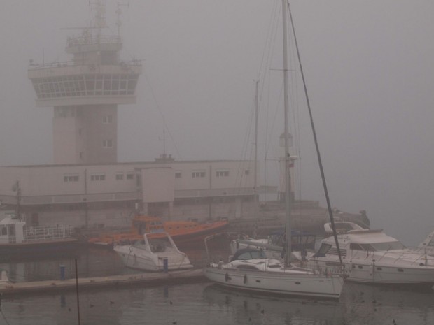 Пристанище Варна е затворено за маневриране на кораби поради мъгла.
