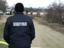 Полицаи и водолази издирват 25-годишен мъж, паднал с колата си във водите на пресевника на розоварна
