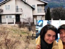 Две прислужници чистят и готвят в дома на Зуека