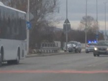 Челен удар в уличен стълб! Очевидец: Шофьорката бе леко неадекватна!