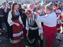 В Пловдивско: Къпят булки на открито при минус 10 градуса заради древен обичай