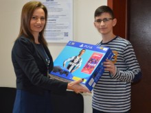 Умен пловдивски шестокласник спечели игрова конзола от данъчните