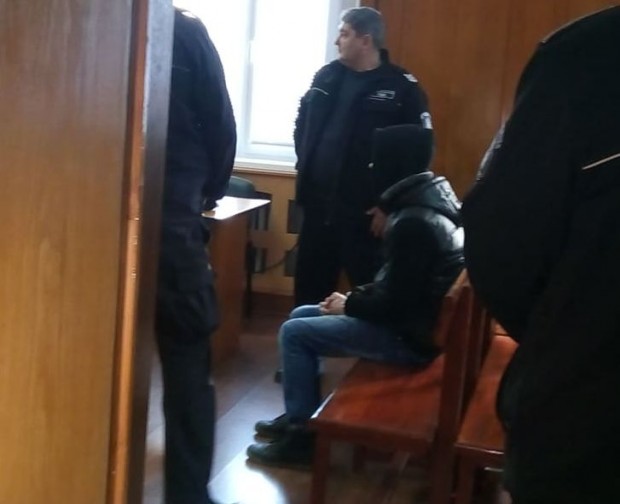 Днес в Окръжен съд Варна под стража бе доведен 17 годишният