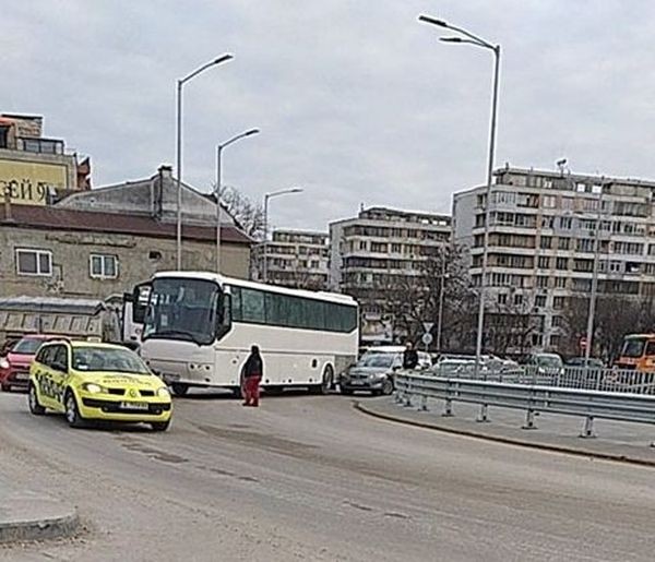 Фейсбук
Автобус приклещи лек автомобил на новото кръгово кръстовище по бул  